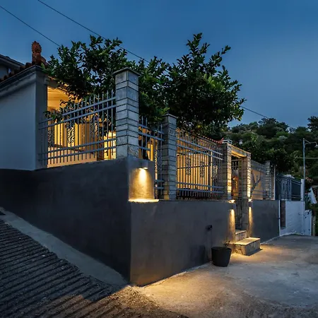 Afrodite's House 글로사